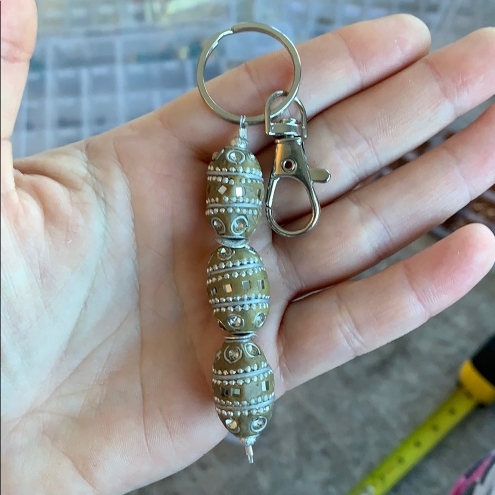 Handmade beaded keychain - Picture 5 of 8